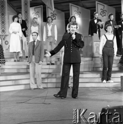 Czerwiec 1982, Zielona Góra, Polska. 
Występ uczestnika (ubrany w mundur górnika) podczas XVIII Festiwalu Piosenki Radzieckiej. 
Fot. Romuald Broniarek, zbiory Ośrodka KARTA