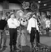 Czerwiec 1982, Zielona Góra, Polska.
XVIII Festiwal Piosenki Radzieckiej. Przy mikrofonie duet: Jacek Koszewski (z prawej) i Paweł Nowak (z lewej). Między nimi stoi maskotka.
Fot. Romuald Broniarek, zbiory Ośrodka KARTA