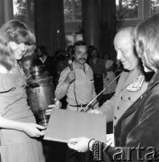 Czerwiec 1982, Zielona Góra, Polska.
XVIII Festiwal Piosenki Radzieckiej. Uroczystość wręczenia nagród.
Fot. Romuald Broniarek, zbiory Ośrodka KARTA