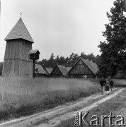 Czerwiec 1982, Ochla k. Zielonej Góry, Polska.
Muzeum Etnograficzne. Na pierwszym planie gołębnik. W tle domy drewniane i wieża drewniana.
Fot. Romuald Broniarek, zbiory Ośrodka KARTA