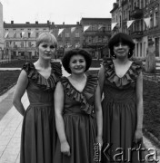 Kwiecień 1983, Inowrocław, woj. bydgoskie, Polska.
Eliminacje do XIX Festiwalu Piosenki Radzieckiej. Żeńskie trio wokalne na ulicy.
Fot. Romuald Broniarek, zbiory Ośrodka KARTA