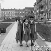 Kwiecień 1983, Inowrocław, woj. bydgoskie, Polska.
Eliminacje do XIX Festiwalu Piosenki Radzieckiej. Żeńskie trio wokalne na ulicy.
Fot. Romuald Broniarek, zbiory Ośrodka KARTA