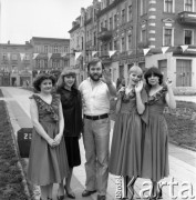 Kwiecień 1983, Inowrocław, woj. bydgoskie, Polska.
Uczestnicy eliminacji do XIX Festiwalu Piosenki Radzieckiej. 
Fot. Romuald Broniarek, zbiory Ośrodka KARTA