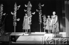 Kwiecień 1983, Inowrocław, woj. bydgoskie, Polska.
Eliminacje do XIX Festiwalu Piosenki Radzieckiej. Na scenie żeńskie trio wokalne.
Fot. Romuald Broniarek, zbiory Ośrodka KARTA