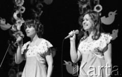Kwiecień 1983, Inowrocław, woj. bydgoskie, Polska.
Eliminacje do XIX Festiwalu Piosenki Radzieckiej. Na scenie duet żeński.
Fot. Romuald Broniarek, zbiory Ośrodka KARTA
