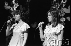 Kwiecień 1983, Inowrocław, woj. bydgoskie, Polska.
Eliminacje do XIX Festiwalu Piosenki Radzieckiej. Na scenie duet żeński.
Fot. Romuald Broniarek, zbiory Ośrodka KARTA