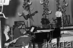 Kwiecień 1983, Inowrocław, woj. bydgoskie, Polska.
Występ zespołu podczas eliminacji do XIX Festiwalu Piosenki Radzieckiej. 
Fot. Romuald Broniarek, zbiory Ośrodka KARTA
