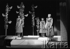 Kwiecień 1983, Inowrocław, woj. bydgoskie, Polska.
Eliminacje do XIX Festiwalu Piosenki Radzieckiej. Na scenie żeńskie trio wokalne.
Fot. Romuald Broniarek, zbiory Ośrodka KARTA