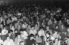 Kwiecień 1983, Inowrocław, woj. bydgoskie, Polska.
Widownia podczas eliminacji do XIX Festiwalu Piosenki Radzieckiej. 
Fot. Romuald Broniarek, zbiory Ośrodka KARTA