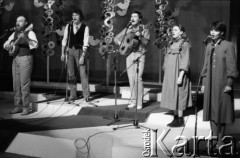 Kwiecień 1983, Inowrocław, woj. bydgoskie, Polska.
Zespół muzyczno - wokalny w trakcie występu na eliminacjach do XIX Festiwalu Piosenki Radzieckiej.
Fot. Romuald Broniarek, zbiory Ośrodka KARTA