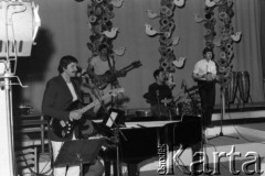 Kwiecień 1983, Inowrocław, woj. bydgoskie, Polska.
Zespół muzyczno - wokalny w trakcie występu na eliminacjach do XIX Festiwalu Piosenki Radzieckiej.
Fot. Romuald Broniarek, zbiory Ośrodka KARTA