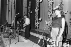 Kwiecień 1983, Inowrocław, woj. bydgoskie, Polska.
Eliminacje do XIX Festiwalu Piosenki Radzieckiej. Na scenie zespół muzyczno-wokalny.
Fot. Romuald Broniarek, zbiory Ośrodka KARTA