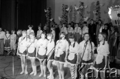 Kwiecień 1983, Inowrocław, woj. bydgoskie, Polska.
Ośmioosobowy dziewczęcy zespół wokalny podczas eliminacji do XIX Festiwalu Piosenki Radzieckiej. 
Fot. Romuald Broniarek, zbiory Ośrodka KARTA