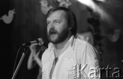 Kwiecień 1983, Inowrocław, woj. bydgoskie, Polska.
Uczestnik eliminacji do XIX Festiwalu Piosenki Radzieckiej. 
Fot. Romuald Broniarek, zbiory Ośrodka KARTA