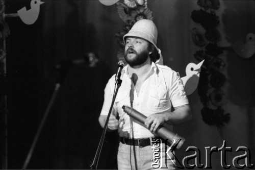 Kwiecień 1983, Inowrocław, woj. bydgoskie, Polska.
Eliminacje do XIX Festiwalu Piosenki Radzieckiej. Na scenie jeden z uczestników eliminacji w hełmie korkowym. W dłoni trzyma lunetę.
Fot. Romuald Broniarek, zbiory Ośrodka KARTA