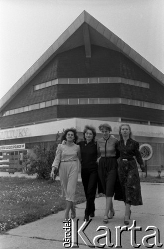 Kwiecień 1983, Tarnów, Polska.
Eliminacje do XIX Festiwalu Piosenki Radzieckiej. Zdjęcie grupowe uczestniczek eliminacji. W tle Centrum Sztuki Mościce.
Fot. Romuald Broniarek, zbiory Ośrodka KARTA