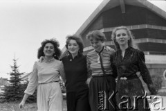 Kwiecień 1983, Tarnów, Polska.
Uczestniczki eliminacji do XIX Festiwalu Piosenki Radzieckiej. W tle Centrum Sztuki Mościce.
Fot. Romuald Broniarek, zbiory Ośrodka KARTA
