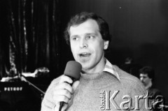 Kwiecień 1983, Tarnów, Polska.
Uczestnik eliminacji do XIX Festiwalu Piosenki Radzieckiej podczas występu.
Fot. Romuald Broniarek, zbiory Ośrodka KARTA