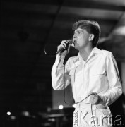 Czerwiec 1983, Zielona Góra, Polska.
XIX Festiwal Piosenki Radzieckiej.  Na scenie jeden z laureatów konkursu.
Fot. Romuald Broniarek, zbiory Ośrodka KARTA