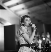 Czerwiec 1983, Zielona Góra, Polska.
Uczestniczka XIX Festiwalu Piosenki Radzieckiej podczas występu.
Fot. Romuald Broniarek, zbiory Ośrodka KARTA