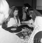Czerwiec 1983, Zielona Góra, Polska.
XIX Festiwal Piosenki Radzieckiej. Ałła Pugaczowa składa autografy na płytach. 
Fot. Romuald Broniarek, zbiory Ośrodka KARTA