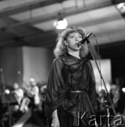 Czerwiec 1983, Zielona Góra, Polska.
XIX Festiwal Piosenki Radzieckiej. Na scenie jedna z uczestniczek konkursu. 
Fot. Romuald Broniarek, zbiory Ośrodka KARTA