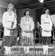 Czerwiec 1983, Zielona Góra, Polska.
XIX Festiwal Piosenki Radzieckiej. Na scenie żeńskie trio wokalne. 
Fot. Romuald Broniarek, zbiory Ośrodka KARTA
