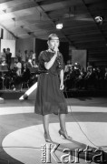 Czerwiec 1983, Zielona Góra, Polska.
Laureatka XIX Festiwalu Piosenki Radzieckiej na scenie. 
Fot. Romuald Broniarek, zbiory Ośrodka KARTA