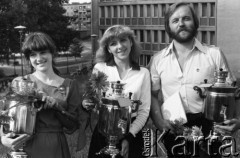 Czerwiec 1983, Zielona Góra, Polska.
XIX Festiwal Piosenki Radzieckiej. Laureaci konkursu z pucharami.
Fot. Romuald Broniarek, zbiory Ośrodka KARTA