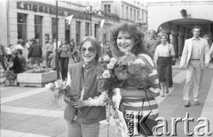 Czerwiec 1983, Zielona Góra, Polska.
XIX Festiwal Piosenki Radzieckiej. Ałła Pugaczowa z córką na zielonogórskim deptaku. 
Fot. Romuald Broniarek, zbiory Ośrodka KARTA