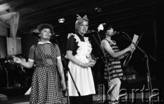 Czerwiec 1983, Zielona Góra, Polska.
XIX Festiwal Piosenki Radzieckiej. Na scenie artystki w strojach dziecięcych.
Fot. Romuald Broniarek, zbiory Ośrodka KARTA