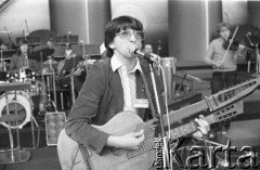 Czerwiec 1983, Zielona Góra, Polska.
XIX Festiwal Piosenki Radzieckiej. Na scenie Jerzy Kołodziej z zespołu Mezzoforte.
Fot. Romuald Broniarek, zbiory Ośrodka KARTA
