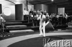 Czerwiec 1983, Zielona Góra, Polska.
XIX Festiwal Piosenki Radzieckiej. Na scenie piosenkarz z bukietem kwiatów.
Fot. Romuald Broniarek, zbiory Ośrodka KARTA