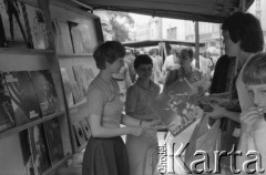 Czerwiec 1983, Zielona Góra, Polska.
XIX Festiwal Piosenki Radzieckiej. Kiosk z wydawnictwami festiwalowymi.
Fot. Romuald Broniarek, zbiory Ośrodka KARTA