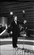 Czerwiec 1983, Zielona Góra, Polska.
XIX Festiwal Piosenki Radzieckiej. Na scenie uczestnik festiwalu.
Fot. Romuald Broniarek, zbiory Ośrodka KARTA