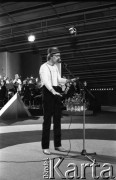 Czerwiec 1983, Zielona Góra, Polska.
XIX Festiwal Piosenki Radzieckiej. Występ solisty.
Fot. Romuald Broniarek, zbiory Ośrodka KARTA