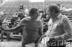 Czerwiec 1983, Zielona Góra, Polska.
Dyrygent Gerard Nowak (z prawej) podczas XIX Festiwalu Piosenki Radzieckiej. 
Fot. Romuald Broniarek, zbiory Ośrodka KARTA