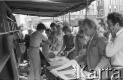 Czerwiec 1983, Zielona Góra, Polska.
XIX Festiwal Piosenki Radzieckiej. Kiosk z wydawnictwami festiwalowymi.
Fot. Romuald Broniarek, zbiory Ośrodka KARTA