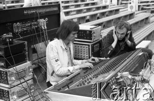 Czerwiec 1983, Zielona Góra, Polska.
XIX Festiwal Piosenki Radzieckiej. Próba nagłośnienia. 
Fot. Romuald Broniarek, zbiory Ośrodka KARTA