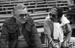 Czerwiec 1983, Zielona Góra, Polska.
Kierownik artystyczny Jerzy Milian (z lewej) podczas XIX Festiwalu Piosenki Radzieckiej.
Fot. Romuald Broniarek, zbiory Ośrodka KARTA