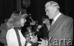 Czerwiec 1983, Zielona Góra, Polska.
XIX Festiwal Piosenki Radzieckiej. Wręczenie nagród. 
Fot. Romuald Broniarek, zbiory Ośrodka KARTA