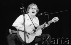 Kwiecień 1984, Radom, Polska.
Występ uczestnika eliminacji do XX Festiwalu Piosenki Radzieckiej.
Fot. Romuald Broniarek, zbiory Ośrodka KARTA