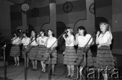 Kwiecień 1984, Radom, Polska.
Występ zespołu podczas eliminacji do XX Festiwalu Piosenki Radzieckiej. Na scenie zespół.
Fot. Romuald Broniarek, zbiory Ośrodka KARTA