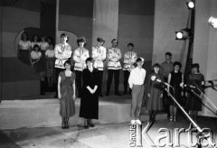 Kwiecień 1984, Radom, Polska.
Uczestnicy podczas występu na eliminacjach do XX Festiwalu Piosenki Radzieckiej. Na scenie uczestnicy eliminacji.
Fot. Romuald Broniarek, zbiory Ośrodka KARTA