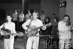 Kwiecień 1984, Radom, Polska.
Uczestnicy podczas występu na eliminacjach do XX Festiwalu Piosenki Radzieckiej. Na scenie uczestnicy eliminacji.
Fot. Romuald Broniarek, zbiory Ośrodka KARTA
