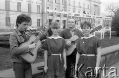 Kwiecień 1984, Radom, Polska.
Występ podczas eliminacji do XX Festiwalu Piosenki Radzieckiej. Na zdjęciu zespół wokalno-muzyczny. W tle gmach Komisji Województwa Sandomierskiego.
Fot. Romuald Broniarek, zbiory Ośrodka KARTA