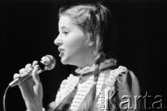 Maj 1984, Inowrocław, woj. bydgoskie, Polska.
Uczestniczka eliminacji do XX Festiwalu Piosenki Radzieckiej. 
Fot. Romuald Broniarek, zbiory Ośrodka KARTA