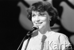 Maj 1984, Inowrocław, woj. bydgoskie, Polska.
Występ podczas eliminacji do XX Festiwalu Piosenki Radzieckiej.
Fot. Romuald Broniarek, zbiory Ośrodka KARTA
