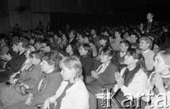 Maj 1984, Inowrocław, woj. bydgoskie, Polska.
Publiczność oglądająca eliminacje do XX Festiwalu Piosenki Radzieckiej.
Fot. Romuald Broniarek, zbiory Ośrodka KARTA