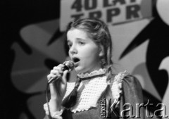 Maj 1984, Inowrocław, woj. bydgoskie, Polska.
Występ solistki na eliminacjach do XX Festiwalu Piosenki Radzieckiej.
Fot. Romuald Broniarek, zbiory Ośrodka KARTA